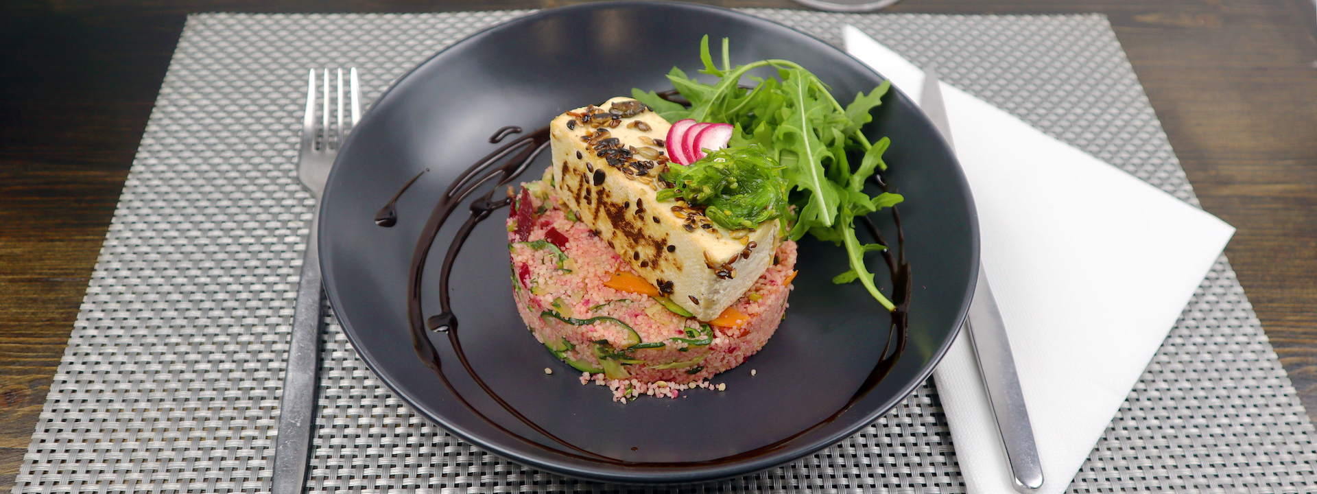 Tofu natural no forno com crosta de sementes